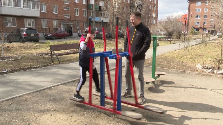 В Иркутске первоклассник сломал палец во время занятий на уличном тренажёре